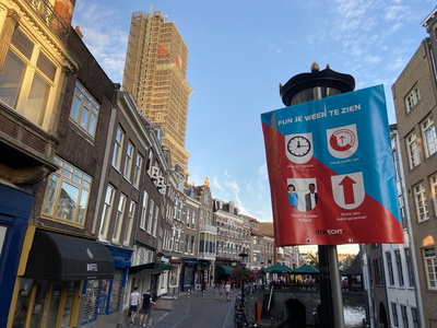 904958 Gezicht op de Vismarkt te Utrecht, met aanwijzingen van de gemeente voor het veilig winkelen tijdens de ...